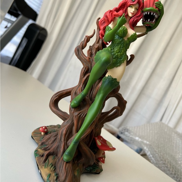 12” Poison Ivy Statue by IKON LE 200 SOLD OUT - Picture 7 of 15